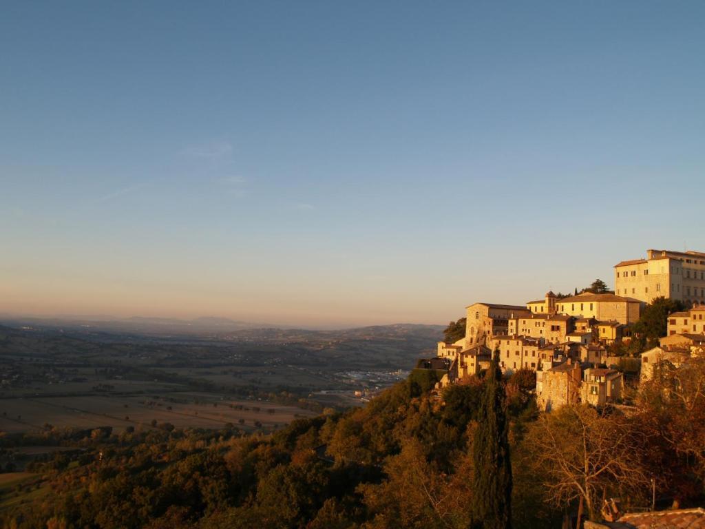 Gli Appartamenti Di Torre Bertona Тоди Номер фото